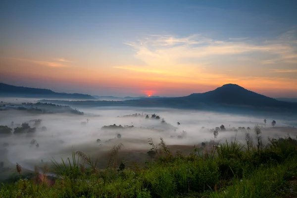 Nebliger morgendlicher Sonnenaufgang am khao takhian ngo Aussichtspunkt bei khao-kho — Stockfoto