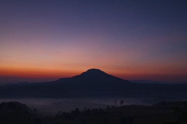 Puslu sabah gündoğumu Khao Takhian STK View Point Khao-kho