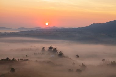 Puslu sabah gündoğumu Khao Takhian STK View Point Khao-kho