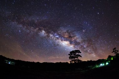 Bulut ve Samanyolu Phu Hin Rong Kla adlı ağacın siluet 
