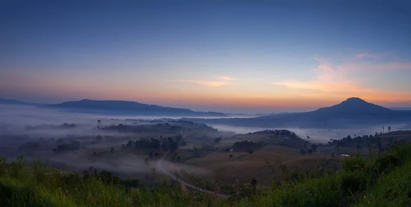 Nebliger morgendlicher Sonnenaufgang am khao takhian ngo Aussichtspunkt bei khao-kho — Stockfoto