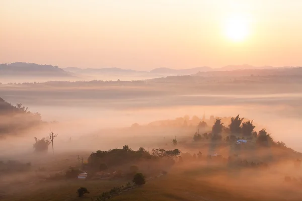 Misty matahari terbit di Khao Takhian Ngo View Point di Khao-kho — Stok Foto