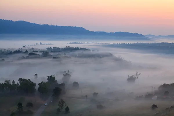 Ködös reggel a napkelte a Khao Takhian kormányzati szempontból: Khao kho — Stock Fotó