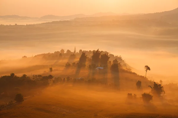 Nebliger morgendlicher Sonnenaufgang am khao takhian ngo Aussichtspunkt bei khao-kho — Stockfoto