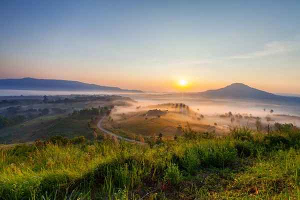 Hermosa mañana brumosa amanecer en Khao Takhian Ngo View Point — Foto de Stock