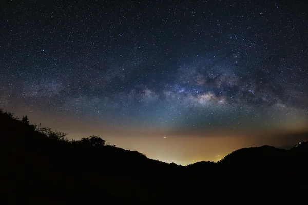 Galaxia Vía Láctea en Doi Luang Chiang Dao.Fotografía de larga exposición — Foto de Stock