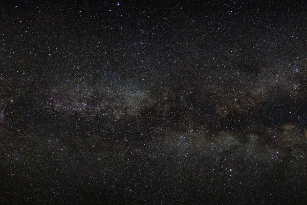 Via leitosa galáxia em um céu noturno, fotografia de longa exposição — Fotografia de Stock