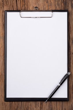 Pano beyaz boş kağıda yer üstünde tahta arka plan ile