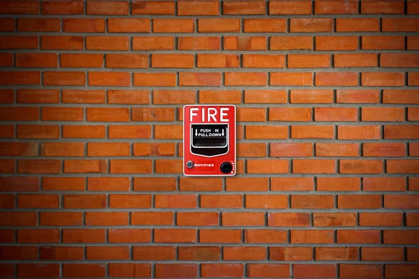 Alarme de incêndio interruptor na parede de tijolo textura fundo — Fotografia de Stock