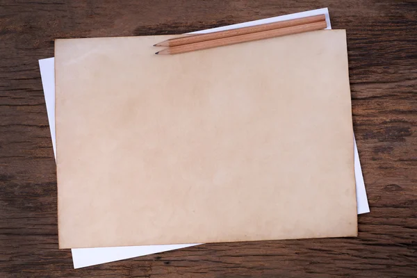Gamla papper med blyertspenna på träbord — Stockfoto