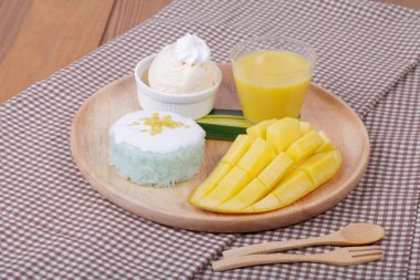 tatlı tatlı yapışkan pirinç mango Hindistan cevizi sütü ile