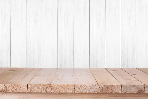 Tabel kayu di atas pada latar belakang kayu putih — Stok Foto