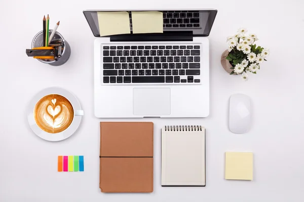 Laptop oder Notebook im Büro und Latte Coffee on — Stockfoto