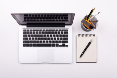 Beyaz masa üstten görünüm laptop ya da defter çalışma ofisi