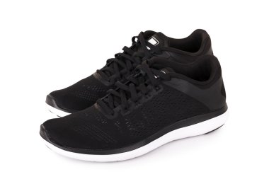 Siyah spor ayakkabıları beyaz arkaplanda izole edilmiş