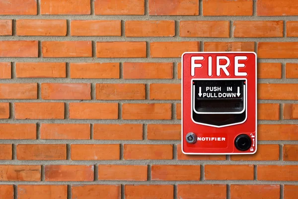 Alarme de incêndio interruptor na parede de tijolo textura fundo — Fotografia de Stock