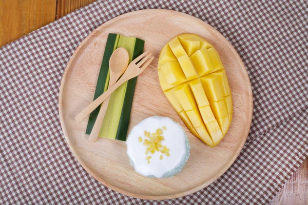 Dessert sweet sticky rice with mango coconut milk — Stock Photo, Image