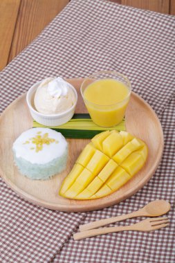 tatlı tatlı yapışkan pirinç mango Hindistan cevizi sütü ile