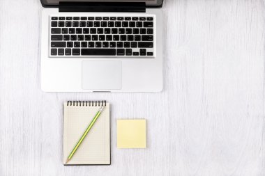 Beyaz tabl üstten görünüm laptop ya da defter çalışma ofisi