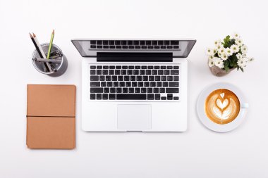 Üstten Görünüm laptop ya da defter çalışma ofisi ve latte kahve üzerinde