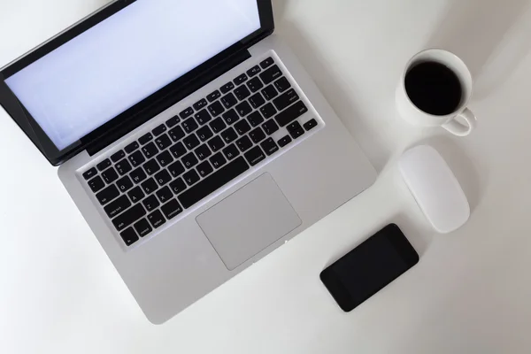 Laptop von oben, Handy mit Kaffee auf Bürotisch — Stockfoto
