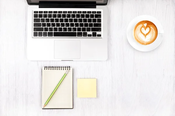 Laptop oder Notebook im Büro von oben auf weißem Tisch — Stockfoto