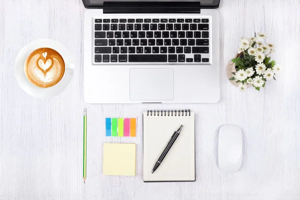 Laptop oder Notebook im Büro von oben auf weißem Tisch — Stockfoto