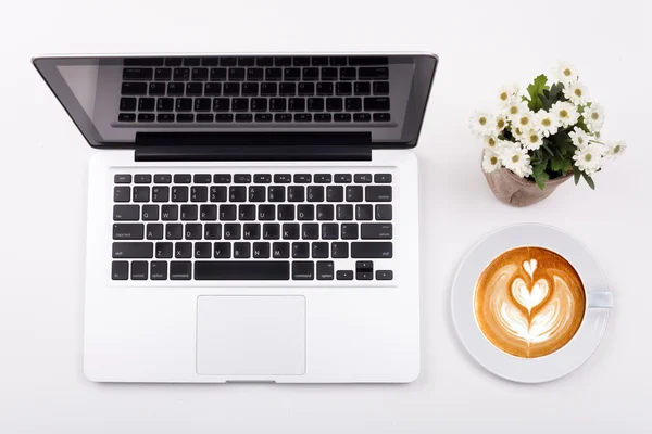 Laptop oder Notebook im Büro von oben auf weißem Tisch — Stockfoto