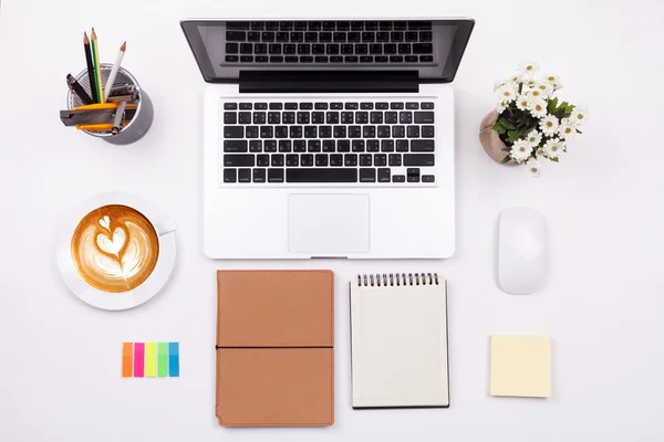 Κάτοψη laptop ή το notebook χώρου εργασίας γραφείων σε λευκό πίνακα — Φωτογραφία Αρχείου