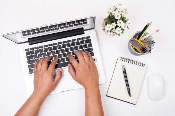 Draufsicht auf den Geschäftsmann, der am Schreibtisch arbeitet. Computer, Laptop — Stockfoto