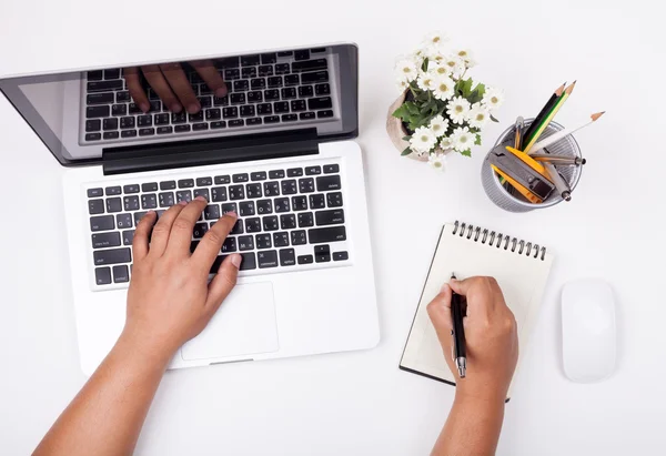 Draufsicht auf den Geschäftsmann, der am Schreibtisch arbeitet. Computer, Laptop — Stockfoto