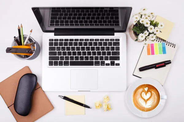 Laptop oder Notebook im Büro von oben auf weißem Tisch — Stockfoto