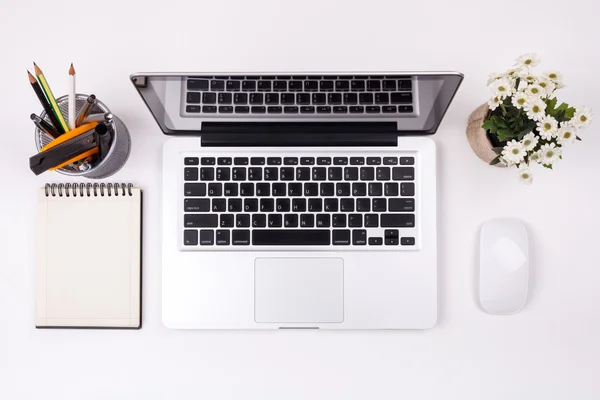 Beyaz masa üstten görünüm laptop ya da defter çalışma ofisi