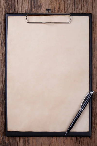 Old blank paper on clipboard with space on wood backgroun — Stock Photo, Image