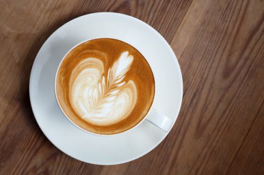 Bir fincan kahve latte, üstten görünüm