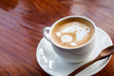 Yakın çekim latte sanat üzerinde ahşap adam kahve