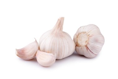 Beyaz arkaplanda taze sarımsak var.