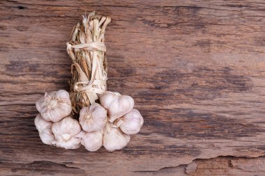 ahşap zemin üzerine sarımsak