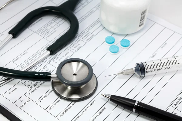 Стетоскопний шприц і таблетки на порожній Інформація про пацієнта — стокове фото