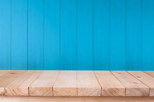 Tabel kayu atas pada latar belakang kayu biru — Stok Foto