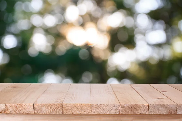 Tampo da mesa de madeira no fundo verde abstrato bokeh - pode ser usado — Fotografia de Stock