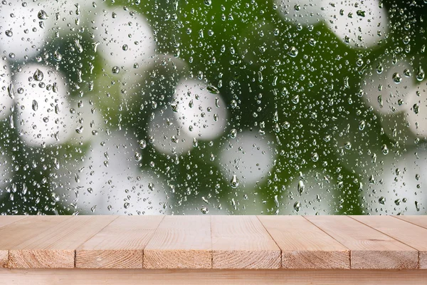 Mesa de madera marrón sobre fondo abstracto bokeh gota de agua - c —  Fotos de Stock