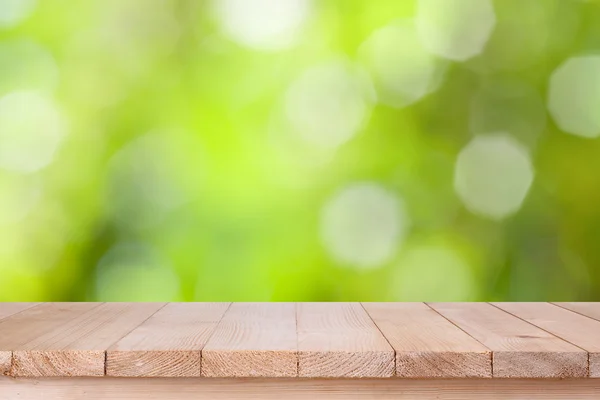 Meja kayu coklat atas pada bokeh abstrak latar belakang hijau - dapat — Stok Foto