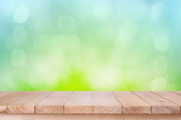 Piano del tavolo in legno marrone su sfondo verde astratto bokeh - può essere — Foto Stock