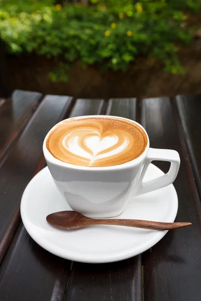 Xícara de café com leite na mesa de madeira (foco seletivo ) — Fotografia de Stock