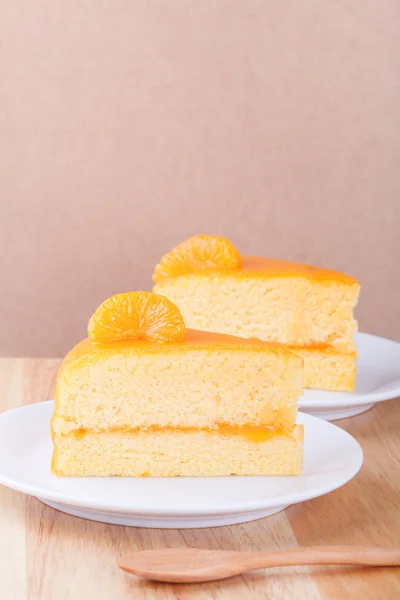 オレンジ ケーキと木のスプーン — ストック写真