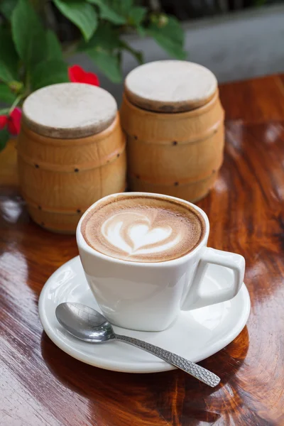 Close-up café arte latte sobre fundo de madeira — Fotografia de Stock