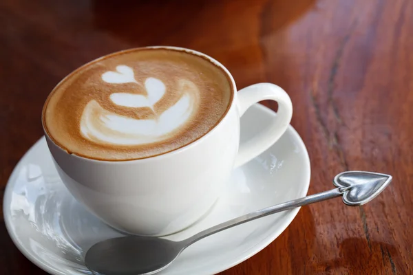 Närbild latte art kaffe på trä bak — Stockfoto