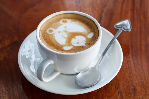 Uma xícara de café de arte latte como urso de rosto — Fotografia de Stock