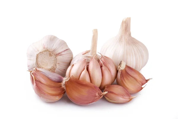 Frischer Knoblauch isoliert auf weißem Hintergrund — Stockfoto